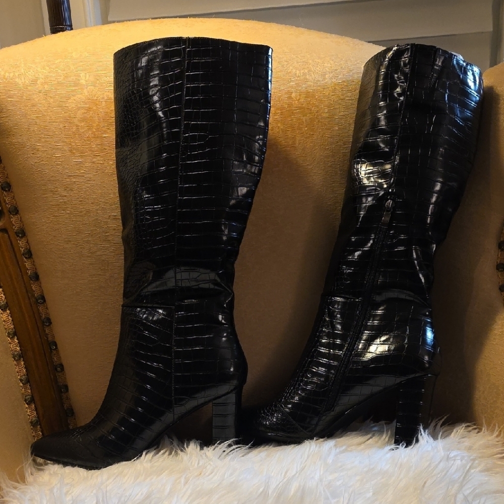 Chic Black Croc-Patterned Heeled Boots